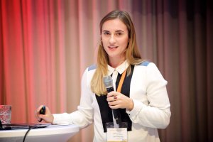 Sabrina Egle, Voice User Interface Architect bei der VUI.agency in Berlin und Wien, hielt bei der JETZT Voice einen Workshop mit dem Titel „Das Zeitalter der Sprachassistenten: Wie meistern Unternehmen den Weg zur One-to-One Kommunikation mit Ihren Kunden?“.