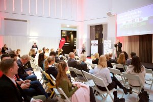 An den beiden Konferenztagen der JETZT Voice am 19. und 20. November vermittelten Voice-Commerce-Profis von Dienstleistern, Agenturen und Unternehmen der werbetreibenden Wirtschaft, wie sich Marketing und Werbung auf das Trendthema digitale Sprachsteuerung einstellen sollten.