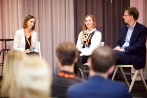 „Wie man mit Voice Commerce das meiste für seine Marke rausholt und warum man Voice Commerce im Marketing nicht isoliert betrachten darf“ erörterte Panel-Moderatorin Barbara Klinser-Kammerzelt (FH St. Pölten) gemeinsam mit Sabrina Egle (VUI.agency) und Martin Waldbauer (Taxi31300) bei der JETZT Voice.