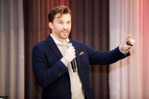 Andreas Konrads, Senior Manager bei Capgemini Invent, der globalen Business Consultancy für digitale Innovation und digitale Transformation, hielt bei der JETZT Voice die Opening Keynote zum Thema „Conversational Artificial Intelligence“.