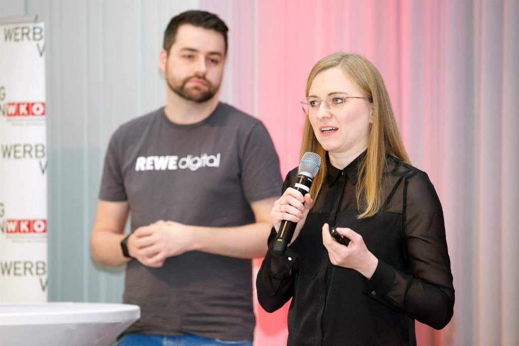 Mit der „Evolution des REWE Assistant“ beschäftigten sich im Rahmen der JETZT Voice Melanie Weitz und Volkmar Vogel von REWE digital aus Köln und gingen dabei nicht zuletzt auf das Thema Voice UX Research ein.