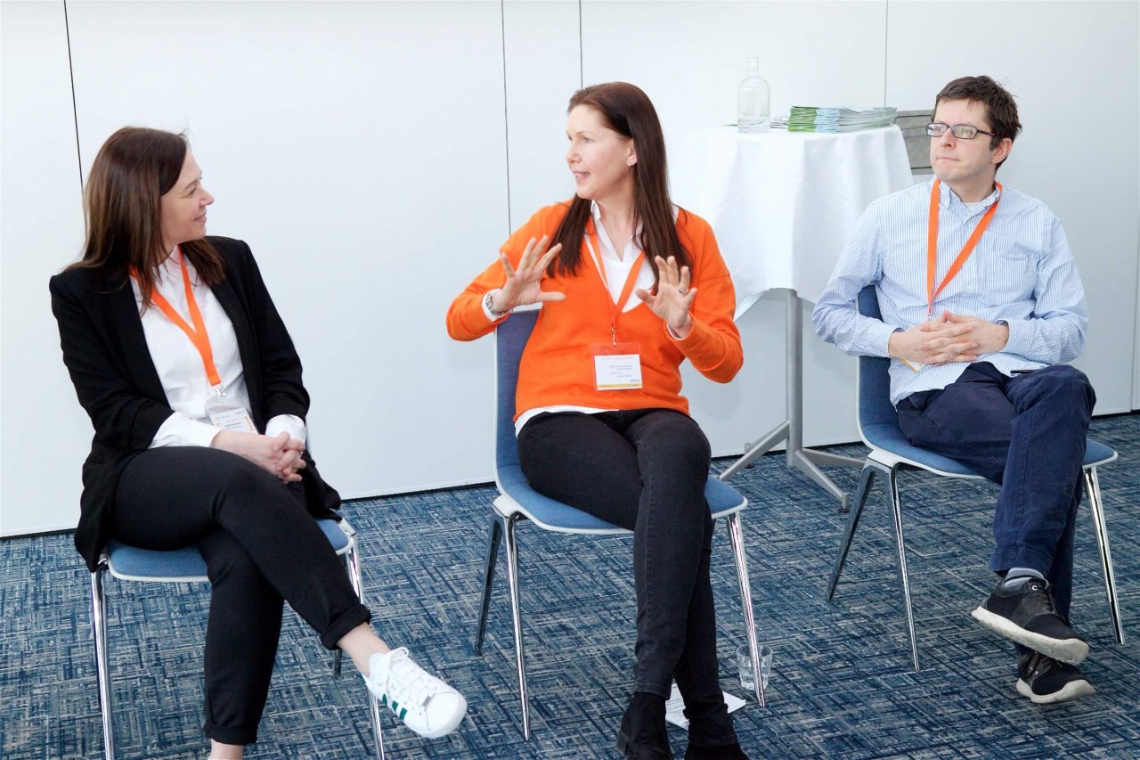Petra Hauser (Mitte), Geschäftsführerin Talent Garden Austria, moderierte am Conference Day der JETZT Recruiting ein Panel zum Themenfeld Künstliche Intelligenz im Personalmarketing mit Kristina Knezevic von XING (links) und Clemens Wasner von Enlite AI (rechts).