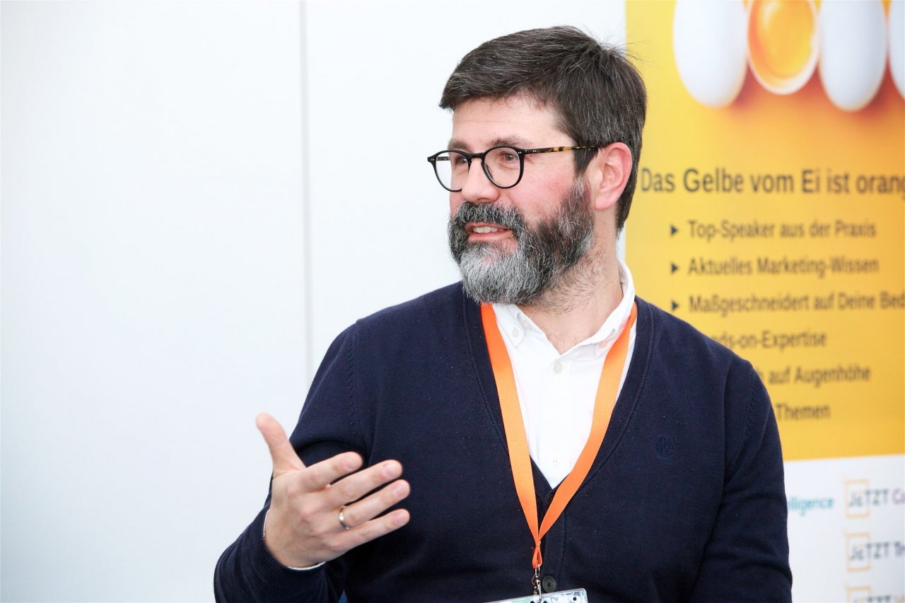 Michael Köttritsch, Karriere-Redakteur der Tageszeitung „Die Presse“, leitete am Conference Day der JETZT Recruiting eine Podiumsdiskussion mit dem Titel „Wie sich die verschlungenen Pfade der Candidate Journey verändert haben“.