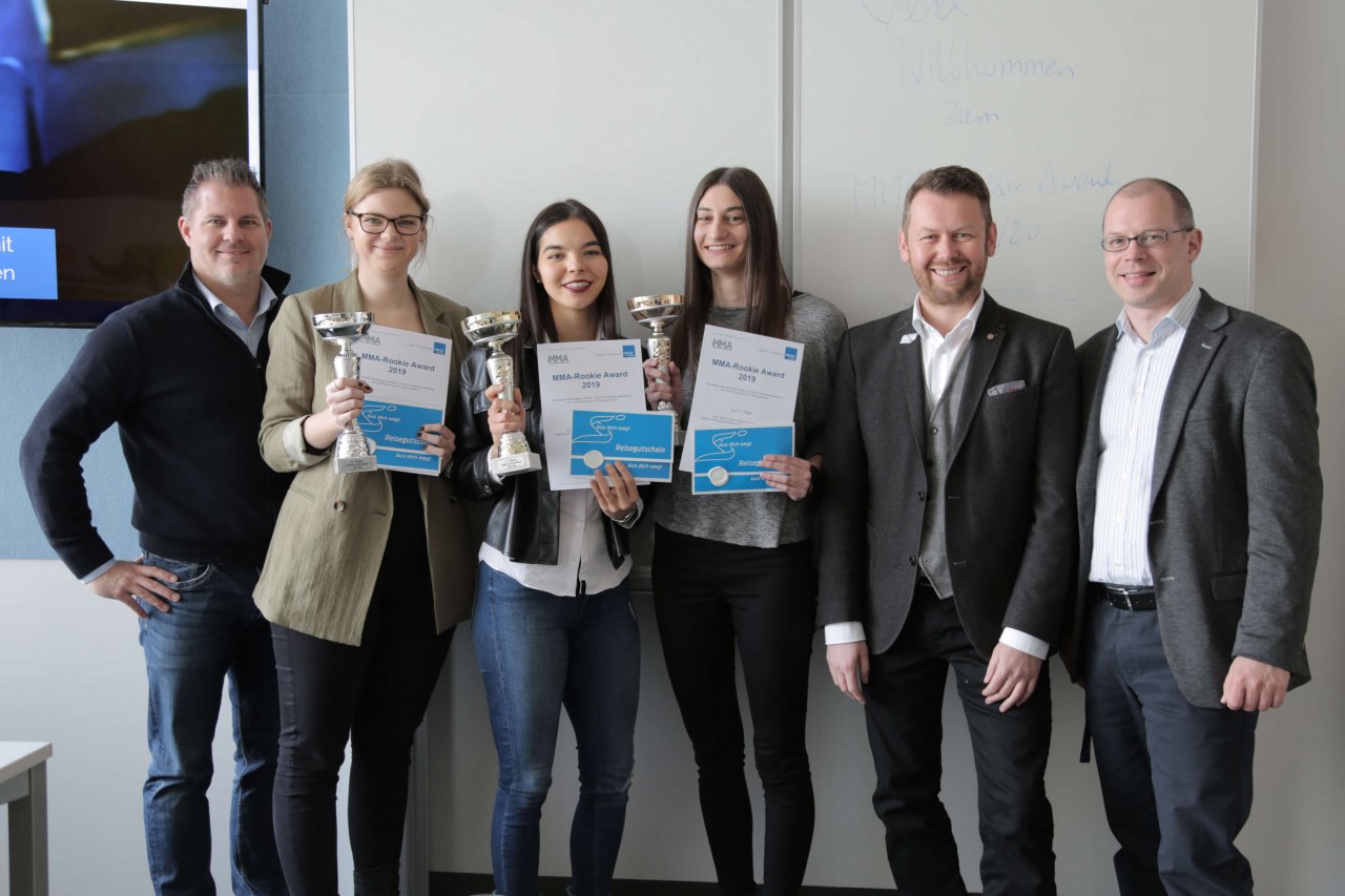 Preisträger, Juroren und Initiatoren des MMA Rookie Award 2020: Harald Winkelhofer (Lektor Mobile Marketing, FH St. Pölten), die zweitplatzierte Lisa Volkert, die erstplatzierte Laura Kaltenbrunner, die drittplatzierte Eva Lindtner (allesamt Studierende Master Digital Marketing & Kommunikation, FH St. Pölten), Markus Schuch (Geschäftsführer „bus dich weg!“) und Harald Wimmer (Studiengangsleiter Master Digital Marketing & Kommunikation, FH St. Pölten).