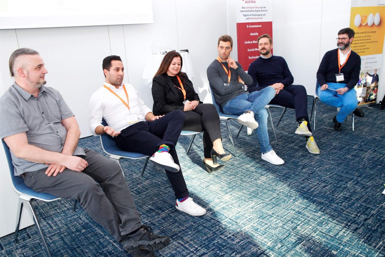 Ritchie Pettauer (Pettauer.net), Jubin Honorfar (whatchado), Andrea Znidar (Microsoft), Karl Edlbauer (hokify), Arnim Wahls (Firstbird) und Moderator Michael Köttritsch ( „Die Presse“) bestritten am Conference Day der JETZT Recruiting eine Podiumsdiskussion über „die verschlungenen Pfade der Candidate Journey“.