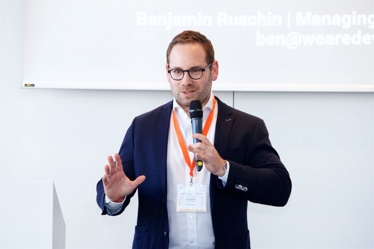 Ben Ruschin, Geschäftsführer und Co-Founder der Recruiting-Plattform WeAreDevelopers, hielt am Conference Day der JETZT Recruiting die Opening Keynote zum Thema Digital Recruiting.