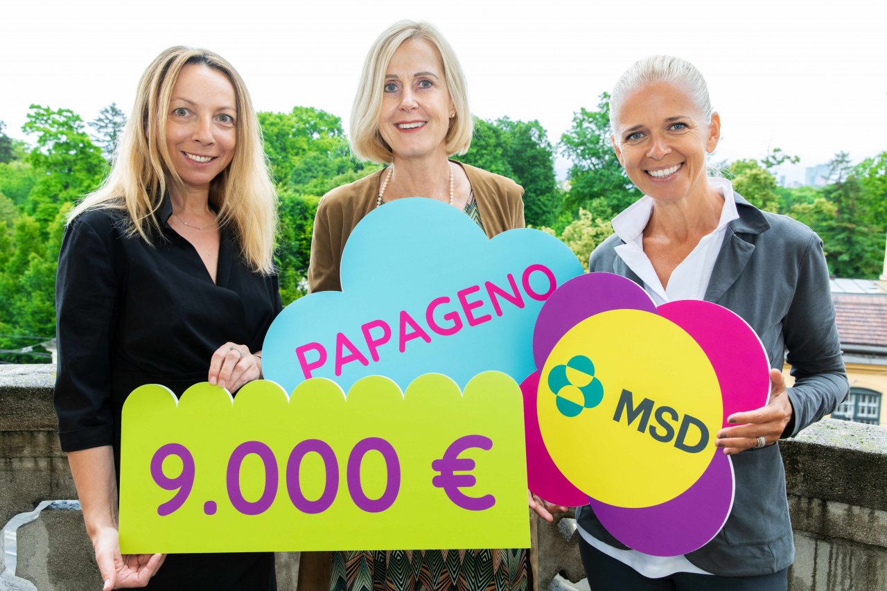 Dr. Regina Jones, Oberärztin an der Universitätsklinik für Kinder- und Jugendheilkunde und Leiterin des Kinder Palliativ- und Hospizprojekt Papageno, nimmt von Margit Latschen, Business Unit Director Immunology/HIV MSD Österreich sowie Alexandra Kunsch, Corporate Communication Lead MSD Österreich, eine Spende für Papageno entgegen.