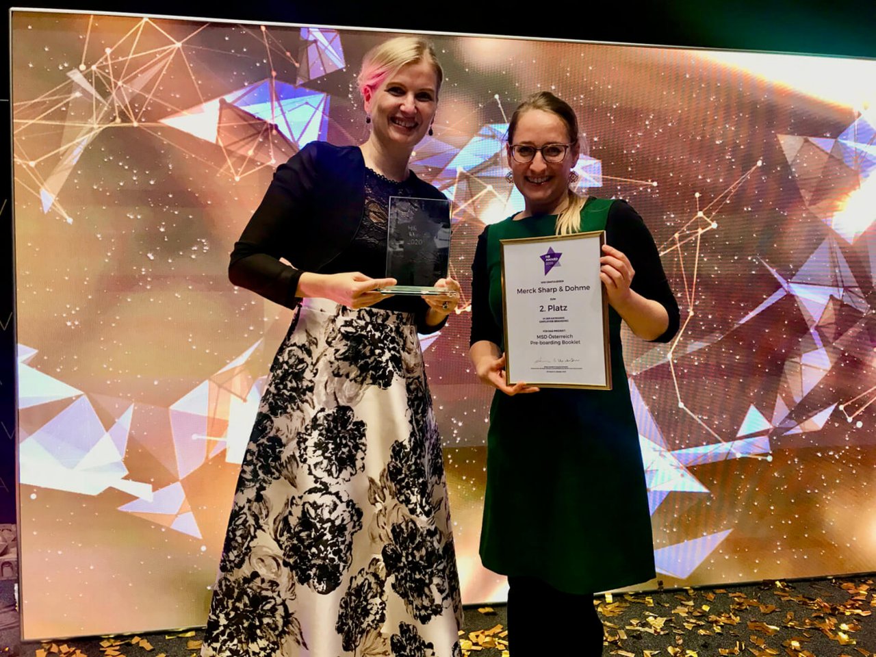 Verena Dischler, Human Resources Director MSD Austria und Bernadette Ziegler, Senior HR Project Manager MSD Austria, freuen sich über den Gewinn des HR Award in Silber in der Kategorie Employer Branding für ein Pre-boarding Booklet.