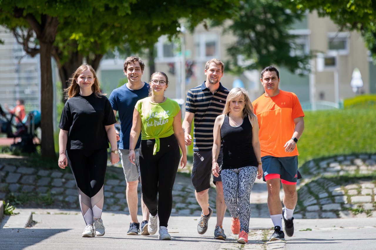 Das Team von netzeffekt Austria marschierte den ganzen Mai lang für die gute Sache: Emi Trepci, Managerin Digital Media, Benedikt Zecha, Senior Account Manager, Elena Gritsevskaja, Junior Account Managerin, Marcel Nicka-Stöckl, Head of netzeffekt Austria, Julia Cordon, Junior Managerin Digital Media und Amro Albaghdadi, Senior Manager Digital Media.