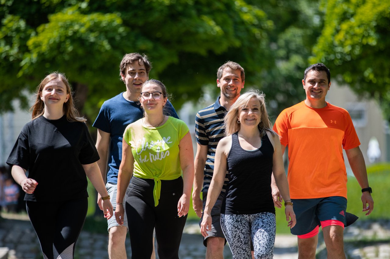 Das Team von netzeffekt Austria marschierte den ganzen Mai lang für die gute Sache: Emi Trepci, Managerin Digital Media, Benedikt Zecha, Senior Account Manager, Elena Gritsevskaja, Junior Account Managerin, Marcel Nicka-Stöckl, Head of netzeffekt Austria, Julia Cordon, Junior Managerin Digital Media und Amro Albaghdadi, Senior Manager Digital Media.
