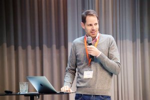 Bei seiner Closing Keynote im Rahmen der JETZT Conversion ging Zulu5-Founder Andy Gysler darauf ein, wie Unternehmen ihre eigenen Kampagnen durch die Beobachtung von Konkurrenzkampagnen optimieren können.