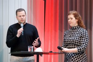 Bernhard Gily (bauernladen.at) und Sophie Kubec (e-dialog) schilderten in einem Best Practice-Vortrag, wie Bauernladen.at die Customer Journey seiner Kunden analysiert und die Conversions optimiert.