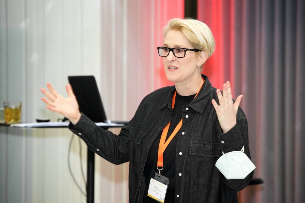 Nicola Dietrich, Prokuristin der Content Performance Group (COPE), erläuterte in ihrem Workshop bei der der JETZT Conversion, wie man „mehr Leads mit relevanten Inhalten entlang der Customer Journey“ generiert.