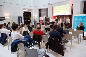 An den beiden Konferenztagen der JETZT Conversion am 29. und 30. März 2022 vermittelten Experten von Auftraggeber-, Agentur- und Dienstleisterseite Know-how und Skills für conversion-orientierte Digital-Marketing- und E-Commerce-Maßnahmen. 