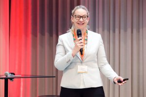 Ulrike Kittinger, General Manager e-Commerce, CRM & Marketing DACH bei MTH RetailGroup, stellte bei der JETZT Conversion die Ergebnisse einer DMVÖ-Studie zum Thema Data Driven Marketing vor und läutet eine Diskussionsrunde zum nämlichen Thema ein.