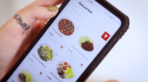 Bei der Bewerbung von „Vengolino“ wird auf bekannte Testimonials gesetzt. In Werbevideos berichten Jazz Gitti und Peter Rapp von der Benutzerfreundlichkeit und dem breit aufgestellten Sortiment der neuen Service-App des Wiener Roten Kreuzes.