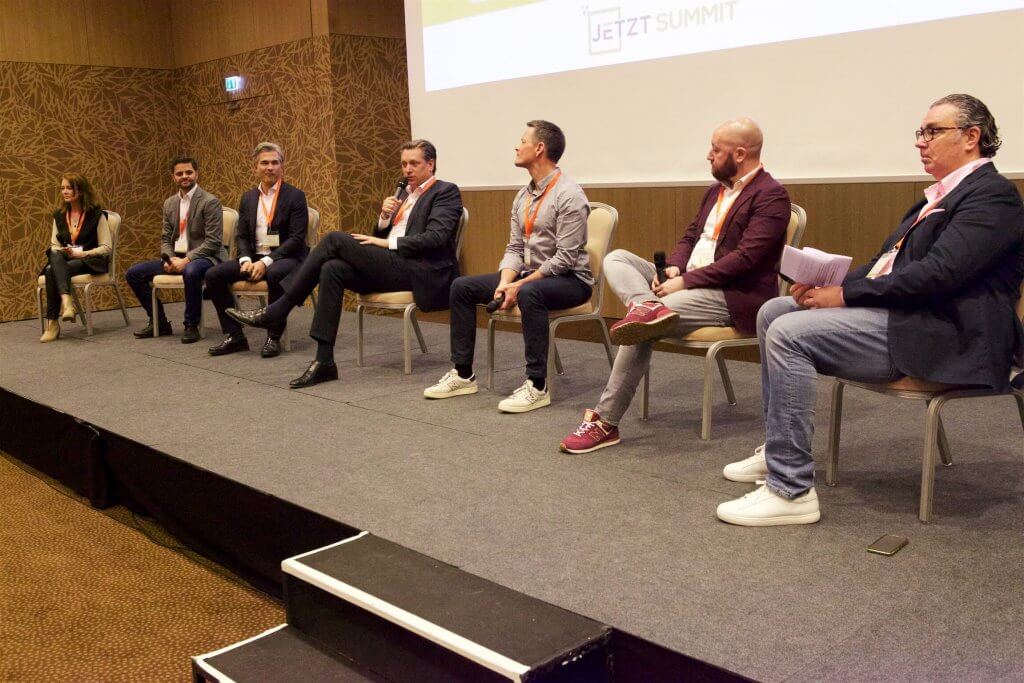Die Digital Marketing Summit beim JETZT SUMMIT bildete den Auftakt zu insgesamt acht hochkarätig besetzten Panels. On stage bei der „Elefantenrunde“ waren: Nicola Pohoralek (GroupM), Sher Khan (Google Austria), Omid Novidi (MediaCom), Michael Stix (ProSiebenSat.1 PULS4), Jochen Schneeberger (willhaben), Markus Plank (iab austria) sowie Panelmoderator Maximilian Mondel (MOMENTUM Wien/JETZT Konferenzen). 