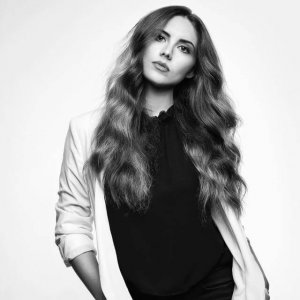 Cosma Allegra Handl, Digital Marketing Managerin bei Volvo Cars Austria, nimmt bei der JETZT Branding am Fireside Chat unter der Moderation von Lukas Hetzendorfer, Agency Program Manager bei JENTIS, teil.