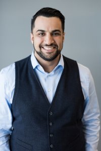 Millad Shahini, Leiter Media & Brand Management bei der Allianz Versicherung, diskutiert im Rahmen der JETZT Branding beim Fireside Chat gemeinsam mit Lukas Hetzendorfer von JENTIS und Cosma Allegra Handl von Volvo Cars Austria.