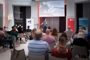 An den zwei Konferenztagen der JETZT Audio vermittelten Marketer, Werber, Vermarkter, Audio-Profis, Mediaplaner und Technology-Journalisten, wie Marken mittels Audio Dynamic Creative, Podcasting, Audio Branding und Social Audio mit ihren Zielgruppen kommunizieren.