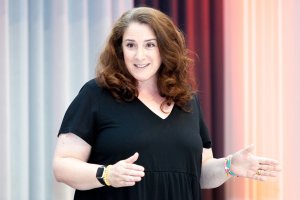 Die freie Kreativdirektorin Doris Partl führte am Training Day der JETZT Audio gemeinsam mit dem via Videocall zugeschalteten Martin Kathenbach von der RMS Austria in die wundersame Welt von Dynamic Creative Audio ein.