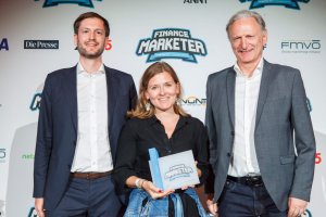 Anna Seybold (bank99) wurde zum Finance Marketer of the year 2021 in der Kategorie Banken gewählt. ForumF-Herausgeber Peter Neubauer und Thomas Weisshaar vom Hauptsponsor Nagler & Company (v.l.n.r.) gratulieren. Stefanie Ahammer vom Kategoriesponsor VISA gratulierte via Video-Botschaft aus dem Ausland.