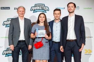 Derya Senyurt (UniCredit Leasing) wurde zum Finance Marketer of the year 2021 in der Kategorie Bausparkassen, Wohnbaufinanzierer & Leasingbanken gewählt. ForumF-Herausgeber Peter Neubauer, Stephan Ifkovits vom Kategoriensponsor OBSERVER und Thomas Weisshaar vom Hauptsponsor Nagler & Company (v.l.n.r.) gratulieren.