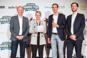 Marina Daichendt (DADAT) wurde zum Finance Marketer of the year 2021 in der Kategorie Fonds & Online-Banken gewählt. ForumF-Herausgeber Peter Neubauer, Werner Kubitschek vom Kategoriesponsor netzeffekt und Thomas Weisshaar vom Hauptsponsor Nagler & Company (v.l.n.r.) gratulieren.