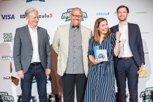 Carmencita Nader (Erste Bank) wurde zum Finance Marketer of the year 2021 in der Kategorie Innovation gewählt. ForumF-Herausgeber Peter Neubauer, Peter Rosenkranz vom Kategoriensponsor media4more und Thomas Weisshaar vom Hauptsponsor Nagler & Company (v.l.n.r.) gratulieren.