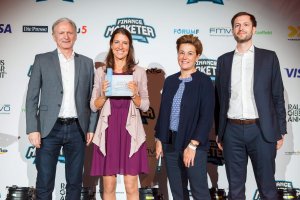 Bettina Binder (Allianz) wurde zum Finance Marketer of the year 2021 in der Kategorie Versicherungen gewählt. ForumF-Herausgeber Peter Neubauer, Alexandra Supper vom Kategoriesponsor „Die Presse“ und Thomas Weisshaar vom Hauptsponsor Nagler & Company (v.l.n.r.) gratulieren.