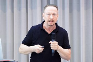 Harald Sulzbacher, Founder und Geschäftsführer der gosh! Audio Agentur, entführte die TeilnehmerInnen am Training Day der JETZT Audio gemeinsam mit Raffaela Gasper in die spannende Welt des Audio Brandings.
