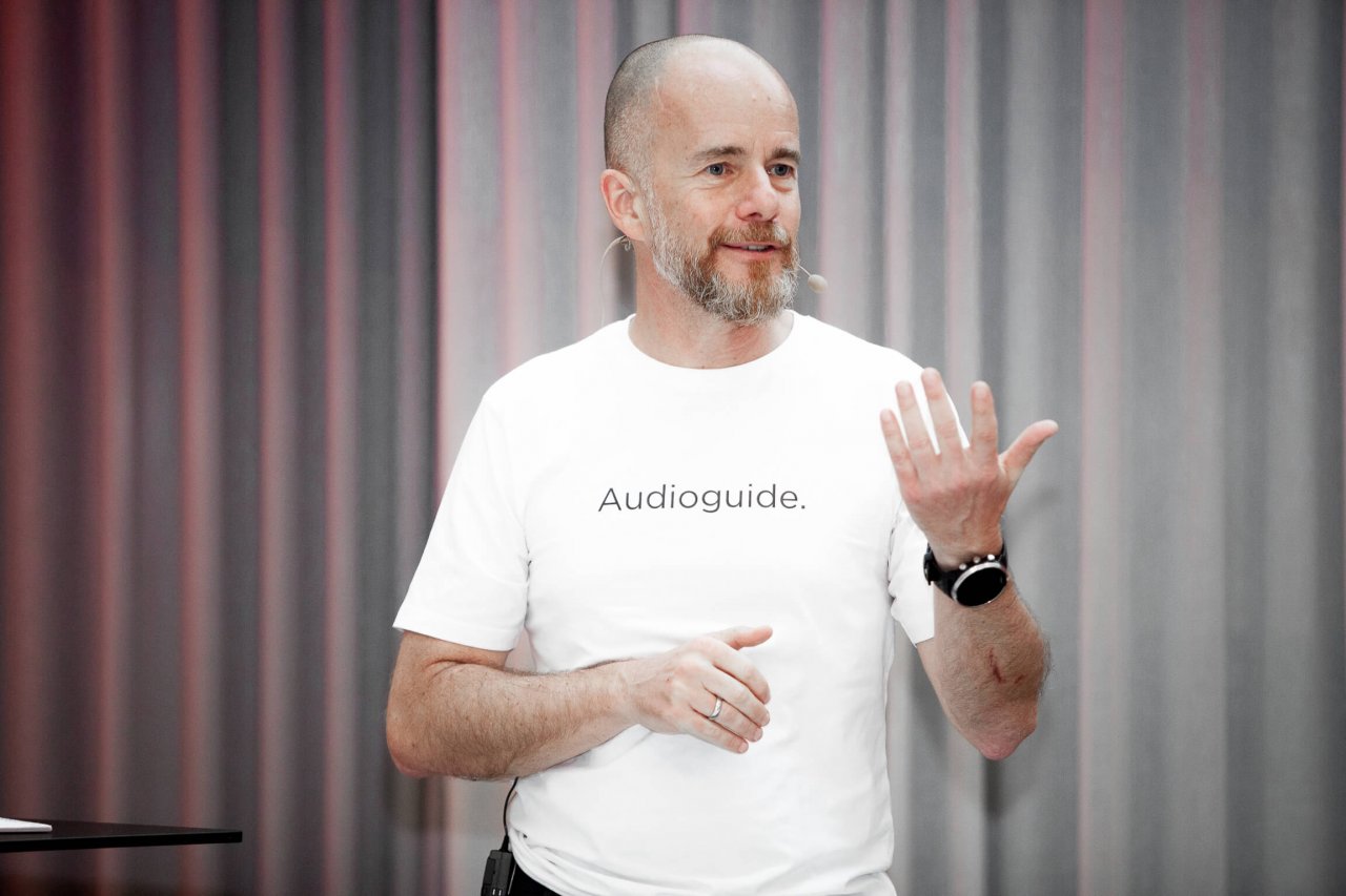 Joachim Feher, Geschäftsführer der RMS Austria, leitete den Conference Day der Fachkonferenz JETZT Audio mit einer Opening Keynote über die „Superkraft des Hörens“ ein.