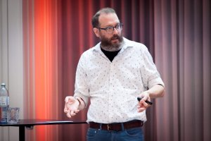 Lukas Brändle, Digital Innovations Director MediaCom, präsentierte in seiner Keynote bei der JETZT Audio strategische Ansätze, wie Werbetreibende Digital Audio sinnvoll für sich nutzen können.