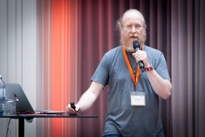 Kreativkopf und Werber Michael Dobesch (Wunderknaben Wien) erläuterte im Rahmen seines Vortrags bei der JETZT Audio auf humorvolle Art und Weise, was Marketer und Werber über das Texten von Audio-Spots wissen sollten.