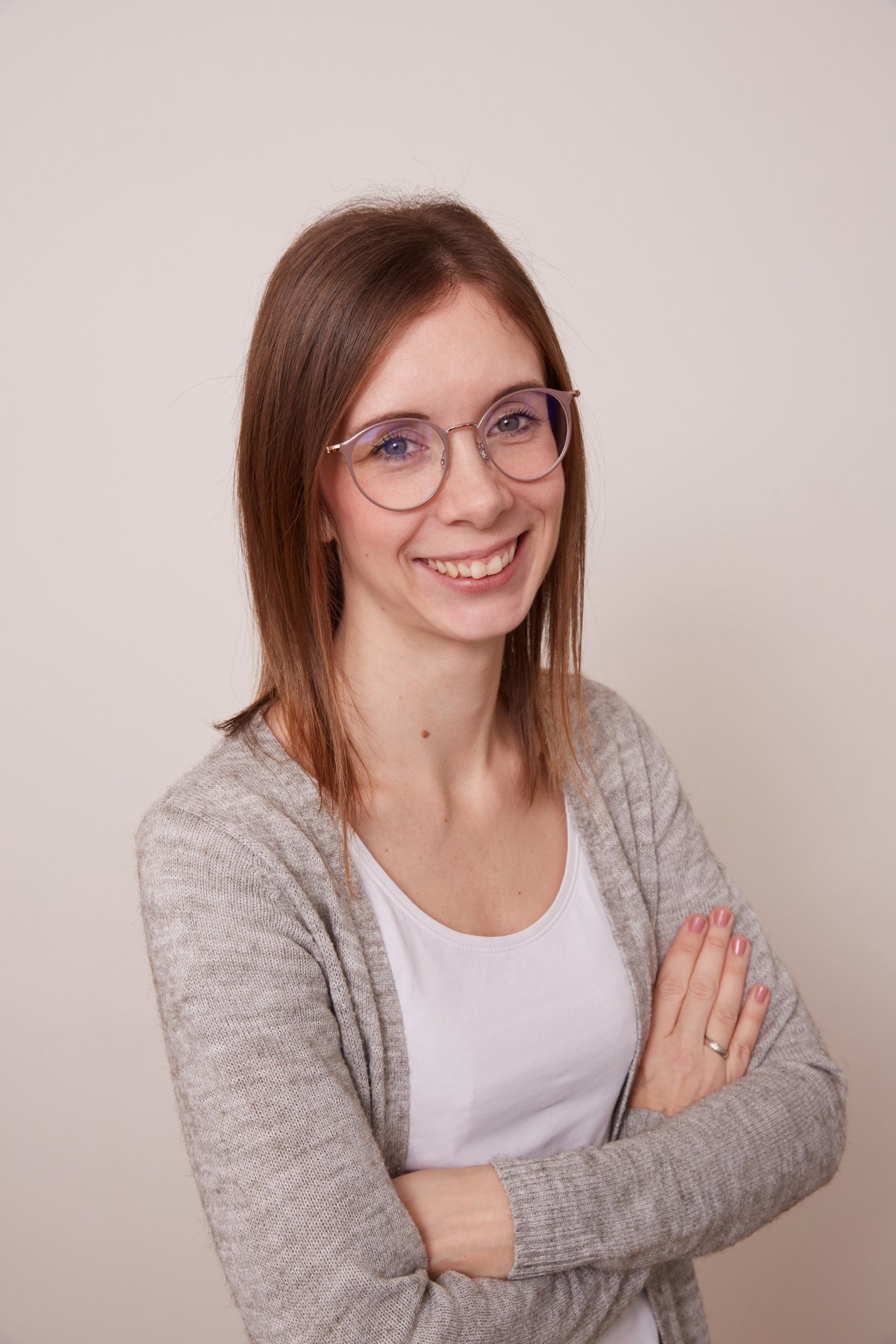 Nadine Molnar, Leiterin Online Marketing bei Fanny Frischteig, nimmt bei der JETZT Performance an einem Fireside Chat unter der Leitung von media4more-Founder Peter Rosenkranz teil. 