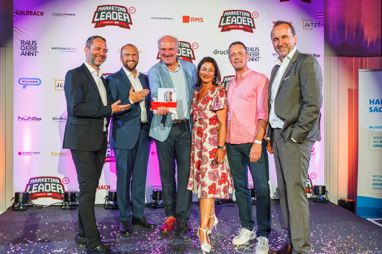 Zotter-Gründer Josef Zotter (mit Trophäe), wurde im Rahmen der Verleihung der Marketing Leader of the year 2021 für sein Lebenswerk ausgezeichnet. Marketing-Club-Österreich-Geschäftsführer Niko Pabst, Marketing-Club-Österreich-Präsident Andreas Ladich, Laudatorin Veronica Kaup-Hasler (Wiener Kulturstadträtin), Jochen Schneeberger vom Bewerbssponsor willhaben und Walter Celand vom Sonderpreissponsor „Die Presse“.