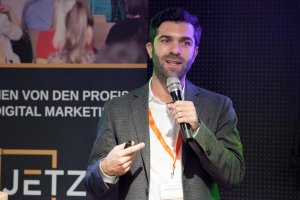 Cesare Mattia Etternini, Head of Performance bei Teads, hielt eine auf Englisch vorgetragene Keynote mit dem Titel „Performance Advertising in a cookieless World“.