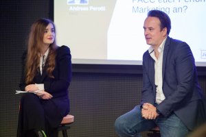 Andreas Perotti, Director Marketing & Communication bei FACC, wurde bei der JETZT Performance live von Digitalisierungsexpertin Cosima Serban (links) über die digitalen und analogen Marketing- und Kommunikationsstrategien des Luftfahrtechnologieunternehmens interviewt.