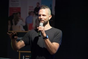 SEO-Guru Franz Enzenhofer ging in seiner Keynote bei der JETZT Performance auf das Themenfeld „Skalierbare, datengetriebene SEO“ ein.