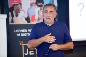 Konrad Mayr-Pernek, Business Developer der Vermarktungsagentur Purpur Media, referierte am Training Day der JETZT Performance über die Performance-Marketing-Bemühungen des Nahrungsergänzungmittel-E-Shops AESIR.