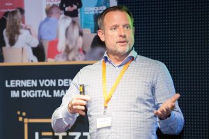 Marcus Hantschel von adbalancer hatte bei der JETZT Performance folgendes Thema vorbereitet: „Anforderungen an performante Creatives im datengetriebenen Online-Zeitalter“.
