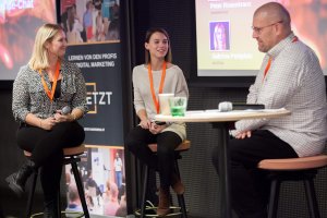 Sabrina Pohlplatz, Performance-Marketing-Verantwortliche bei win2day, und Kathrin Hirczy, Gruppenleiterin Online Brand Communications bei BILLA/REWE, erörterten im Rahmen eines Fireside Chat bei der JETZT Performance mit Moderator Peter Rosenkranz, Founder von media4more, vor welchen Herausforderungen Marken und Unternehmen im Performance Marketing aktuell stehen.