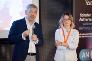 Siegfried Stepke, Founder von e-dialog, hielt im Rahmen der JETZT Performance gemeinsam mit Lisa Weichselbaum, Head of Programmatic bei e-dialog, die Afternoon Keynote mit dem Titel „Performance spielt im gesamten Funnel und braucht eine (Daten-)Strategie“.