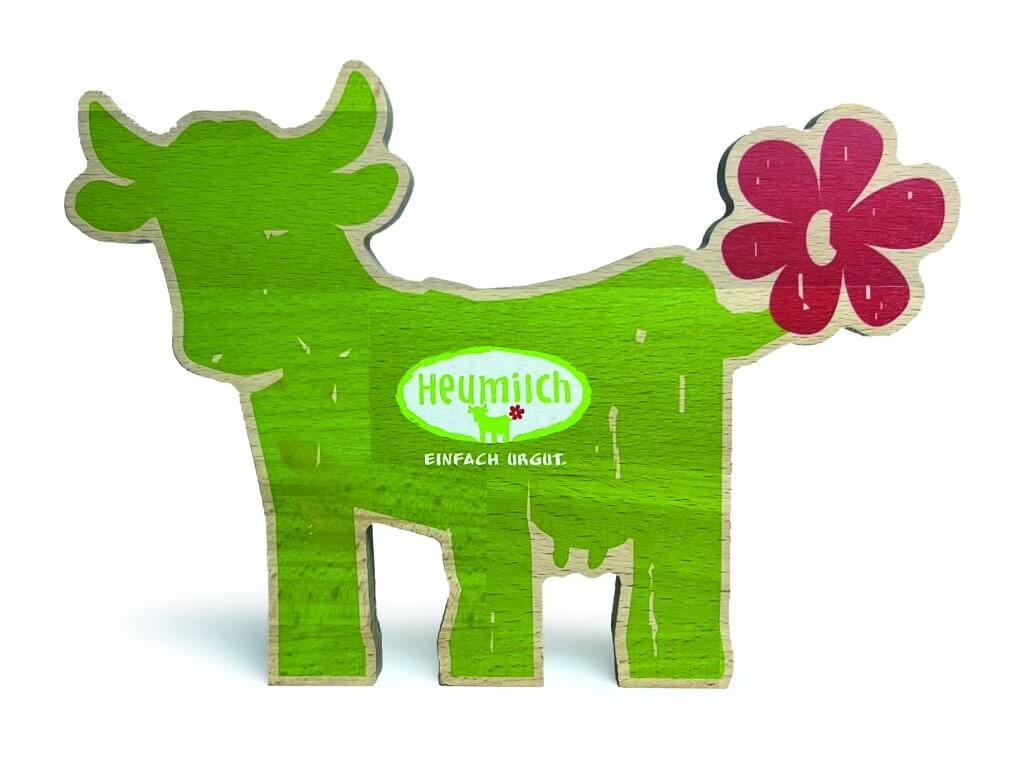 Ab sofort wird im Rahmen von Heumilch-Werbekampagnen das neue Logo der ARGE Heumilch eingesetzt: Das um eine Kuh mit einem roten Blumenschwänzchen ergänzte Heumilch-Logo weist auf zwei Kernthemen der Heumilch-Inszenierung – nämlich artgemäße Fütterung und Tierwohl – hin.