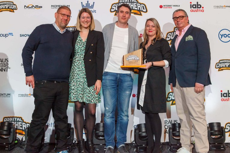 Claudia Wieland (mit Trophäe), Lukas Merl und Isabella Graf von Wien Tourismus wurden als Awardshow Champions of the year 2022 in der Kategorie Auftraggeber gewürdigt. Peter Rosenkranz, Founder von media4more und Maximilian Mondel, Founder MOMENTUM Wien und Chefredakteur INTERNET WORLD Austria gratulieren.