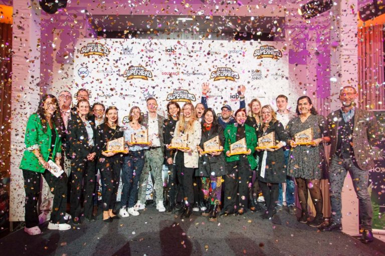 INTERNET WORLD Austria verlieh die Digital Superheroes of the year gemeinsam mit dem iab Austria und Hauptsponsor Kronehit in sechs Kategorien, nämlich „Medien“, „Vermarktung & Sales“, „Kreation & Beratung“, „Media“, „AuftraggeberIn“ und „Innovation“: Die Veranstalter, alle Sponsoren und Partner freuen sich mit den sechs Digital Superheroes of the year 2022: Claudia Mann (Kleine Zeitung), Carina Kohlfürst (Der Standard), Kaitlyn Chang (Accenture Song), Barbara Klinser-Kammerzelt (dentsu), Kosima Kovar (Sgreening) und Utku Gündüz (refurbed).