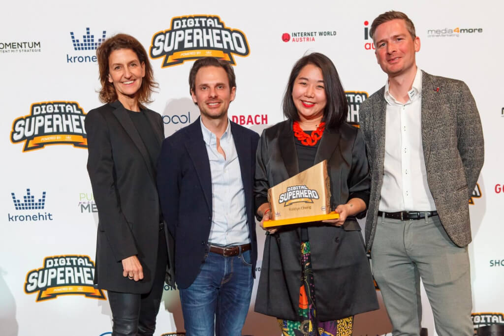 Kaitlyn Chang (Accenture Song) wurde zum Digital Superhero of the year 2022 in der Kategorie Kreation & Beratung gewählt. Verkaufsleiter Martin Holzer vom Bewerbssponsor Kronehit, Maximilian Pruscha vom Kategoriensponsor YOC und iab-Austria-Geschäftsführerin Ursi Gastinger gratulieren.