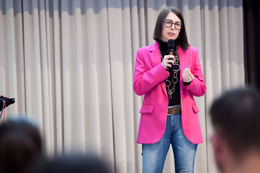 Carina Hödl von niceshops ging in ihrer Closing Keynote bei der JETZT Recruiting auf das beim Staatspreis Marketing 2022 siegreiche Employer-Branding-Konzept des E-Commerce-Unternehmens ein.