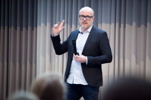Christian Z. Nemere, Managing Director von Visual Statements, erläuterte in seinem Vortrag, wie man die Kraft von Social Native Advertising im Rahmen von Recruiting-Kampagnen nutzen kann.