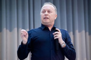 Der Profiler und Gesichtsleser Christoph Rosenberger brachte den Teilnehmern am Training Day der JETZT Recruiting bei, wie man unausgesprochene, stille Einwände in der Mimik und Gestik von Bewerbern erkennen kann.